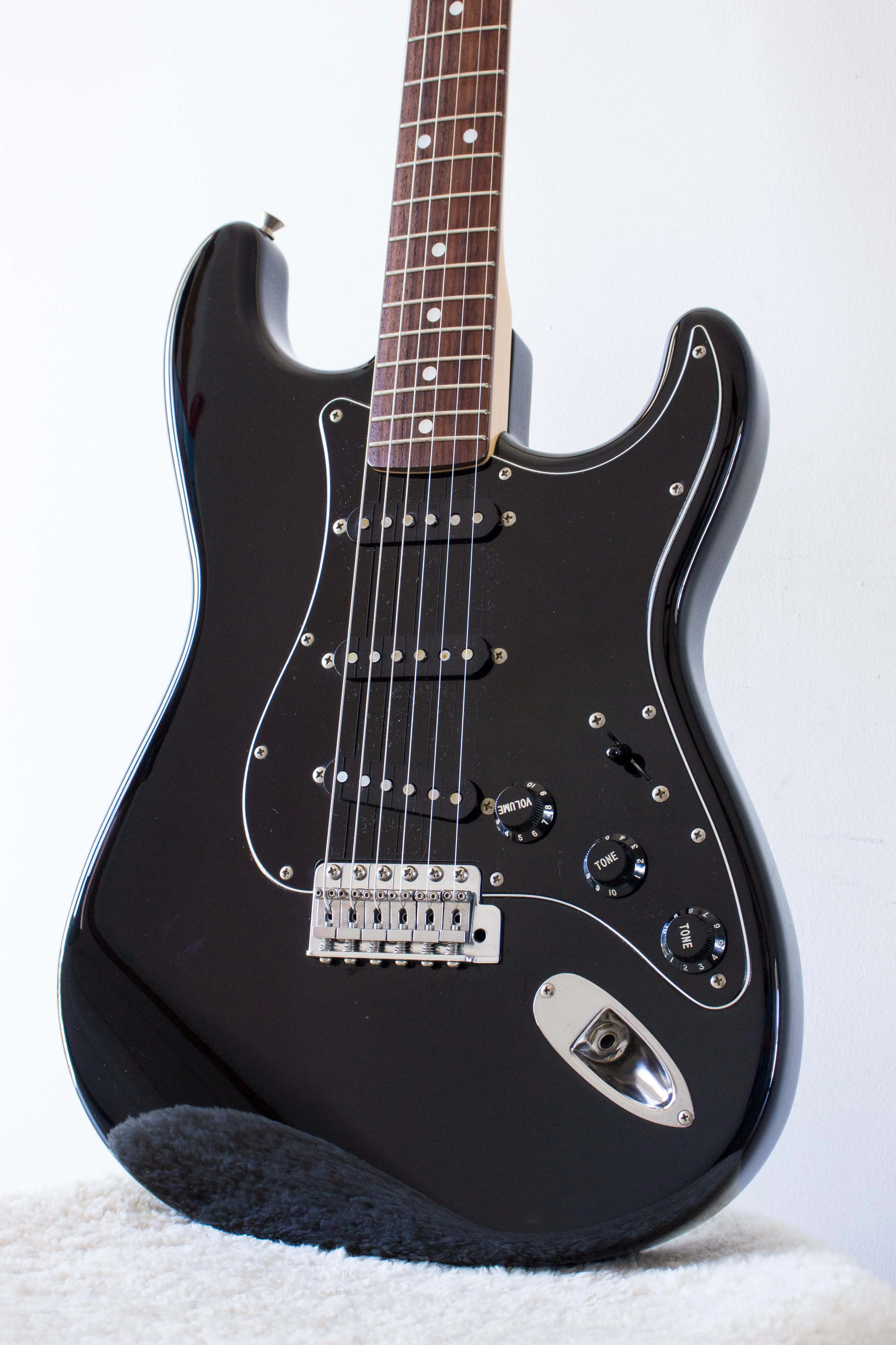 Fender Japan '72 Reissue Stratocaster ST72-58US Black 2002-4